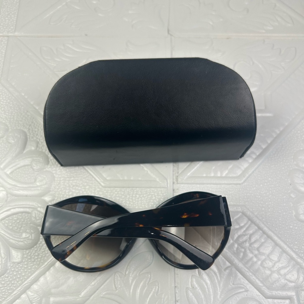 Vera Wang Womenโs Oversized Sunglasses Black Frame Brown Gradient Lenses w Case - Picture 6 of 7